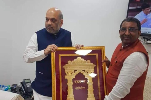 d-a-sir-with-amit-shahD6BA9738-0208-B3B8-529E-2E66AE9D7608.jpg